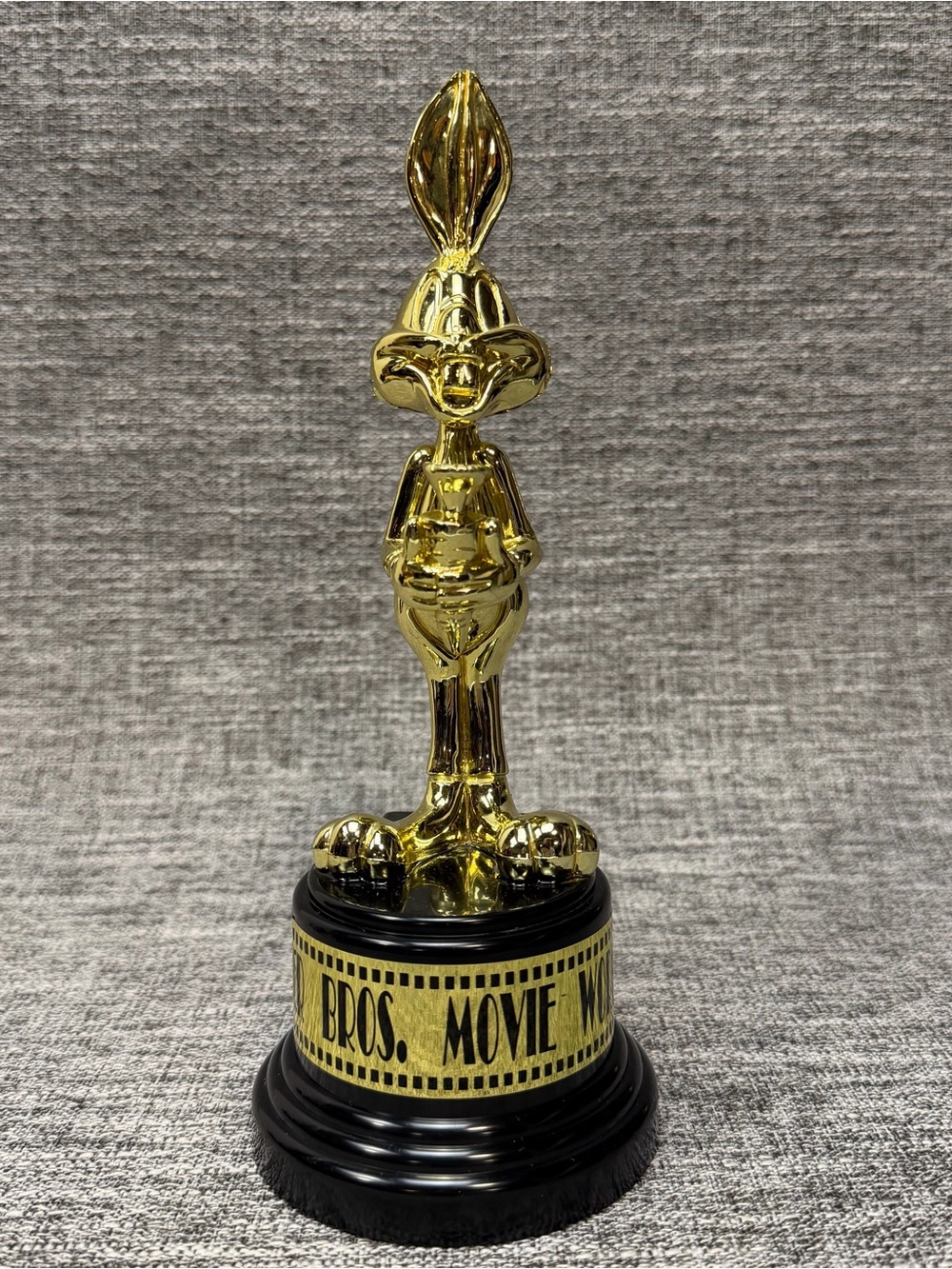 Warner Bros. Movie World 2005 Plastic Bugs Bunny Trophy Display Figure Rare